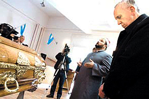 François en prière devant le corps décédé du directeur musulman du Centre islamique, en Argentine