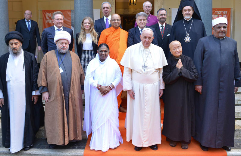 L'antipape François en compagnie de représentants de diverses fausses religions