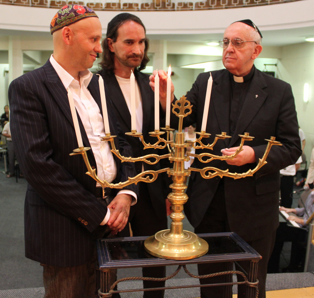 François allumant une Menorah
