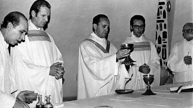 Bergoglio célébrant la Nouvelle Messe (invalide) en 1976