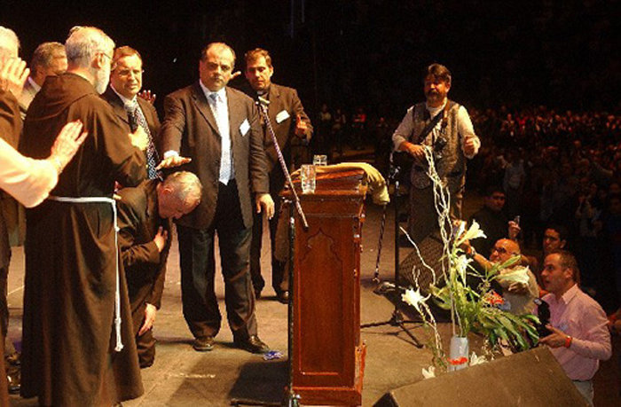 François recevant une « bénédiction » de la part du protestant Marcos Witt