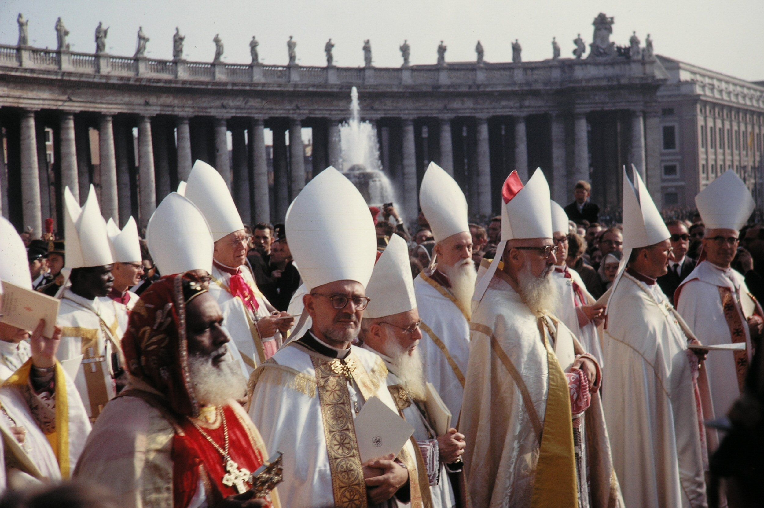 Evêques à Rome sur la place Saint-Pierre au « concile » Vatican II, en 1961