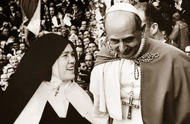 La fausse sœur Lucie, sortie de derrière sa grille pour être montrée au monde entier à Fatima, en 1967, avec son camarade conspirateur, l’antipape Paul VI – pour approuver la nouvelle religion, sa destruction de la Tradition, sa promulgation de Vatican II, et son échec à révéler le Troisième Secret