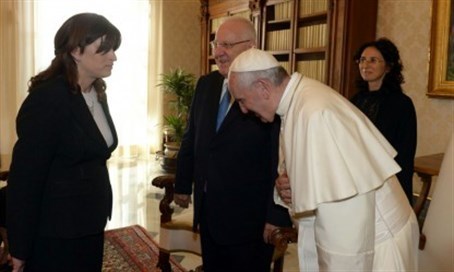 http://www.vaticancatholique.com/images/actualite/anti-pape-francois-renie-Jesus-Christ-et-prosternant-devant-juive.jpg