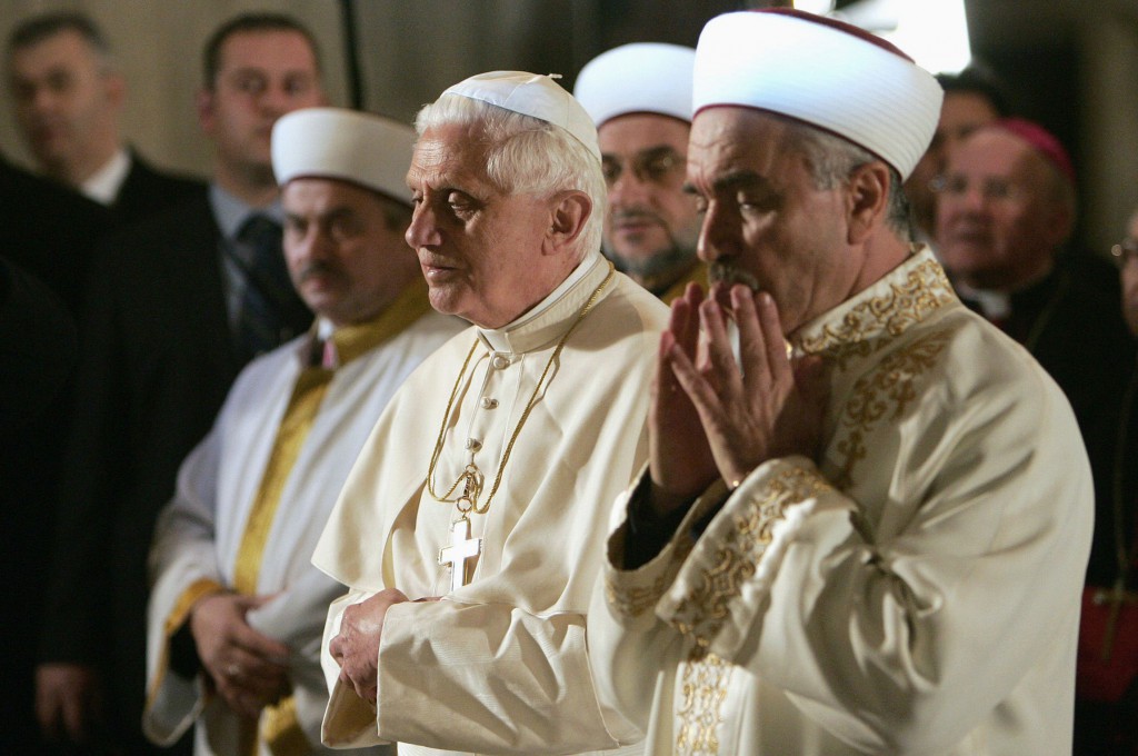 Benoît XVI priant comme les musulmans en direction de La Mecque, dans une mosquée, faisant le geste musulman appelé « le geste de la tranquilité, » le 30 nov. 2006