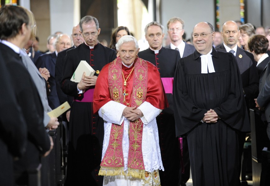 Benoît XVI donnant la communion à l’hérétique public, F. Roger Schutz, le fondateur protestant de Taizé.