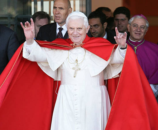 Une autre photo de Benoît XVI faisant le signe satanique