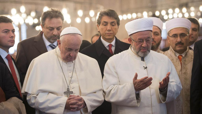 L’antipape François apostasie dans la Mosquée bleue