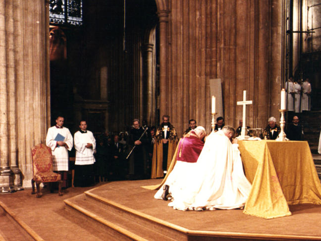 Une autre photo de Jean-Paul II en prière commune avec l’ « archevêque » schismatique et hérétique de Cantorbéry