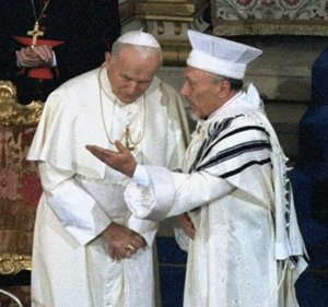 Anti Pape Jean-Paul II en compagnie du rabbin Elio Toaff à l’occasion de sa visite à la synagogue de Rome, le 13 avril 1986