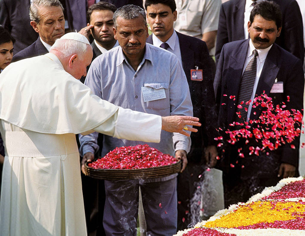 Jean-Paul II qui lance lui-même des fleurs sur la tombe de Gandhi (New Dehli, Inde, 1999)