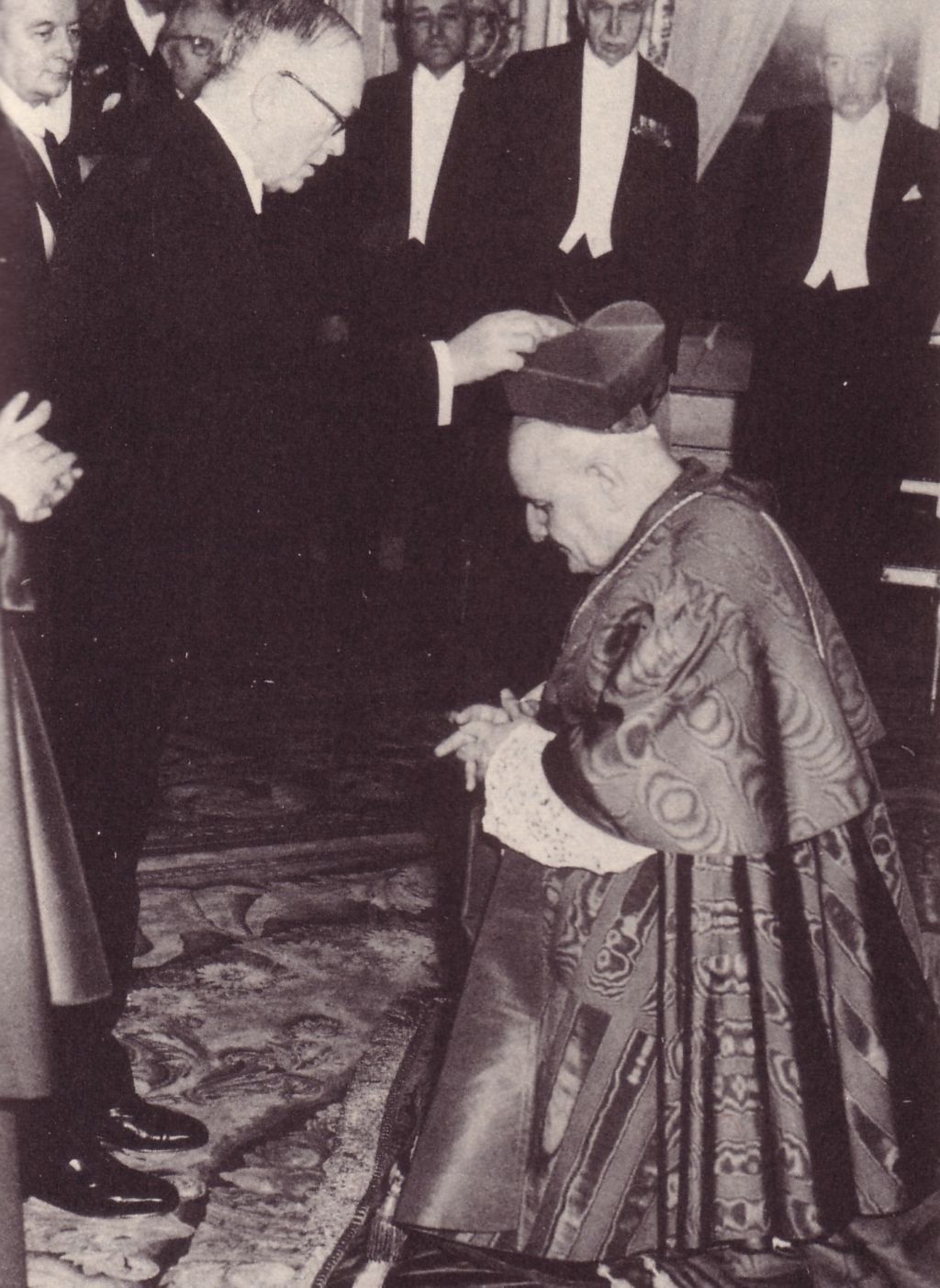 Jean XXIII, en tant que cardinal, choisissant de recevoir sa barrette de cardinal de la part de <strong>l’anti-catholique notoire</strong> Vincent Auriol.