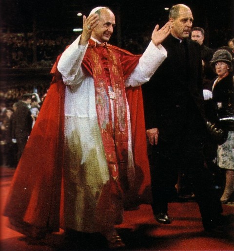 Une autre photo de Paul VI portant le pectoral de l’ephod