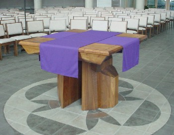 Une église Vatican II avec une table d’apparence protestante, pour sa nouvelle « Messe » protestante