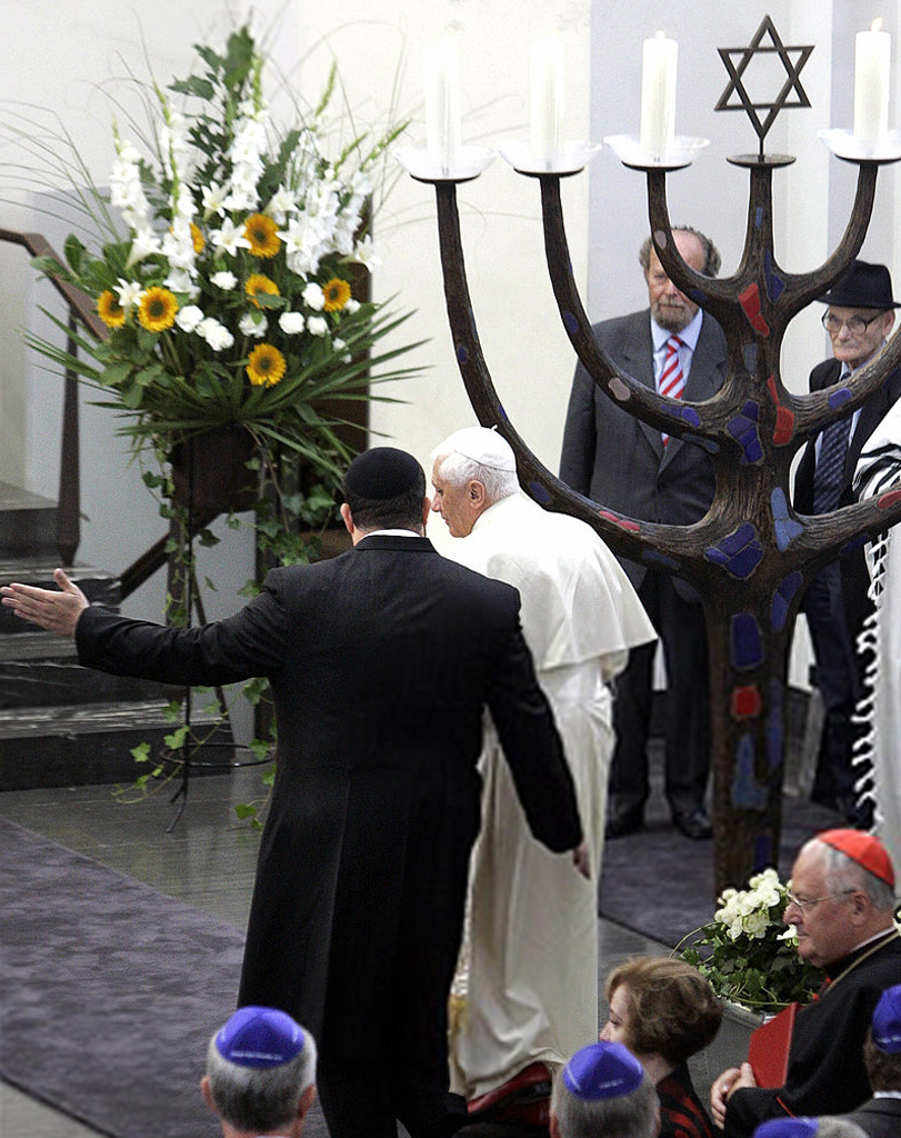 Une autre photos de Benoît XVI dans la synagogue