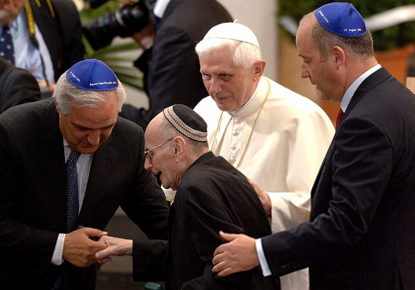 Une autre photos de Benoît XVI dans la synagogue