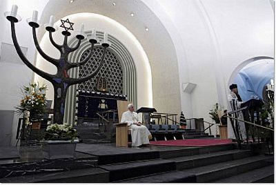 Une autre photos de Benoît XVI dans la synagogue, le 19 août 2005