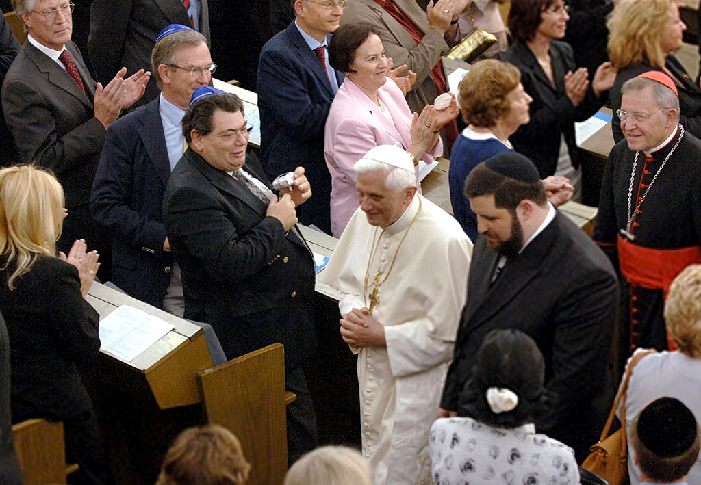 Benoît XVI applaudi dans la synagogue