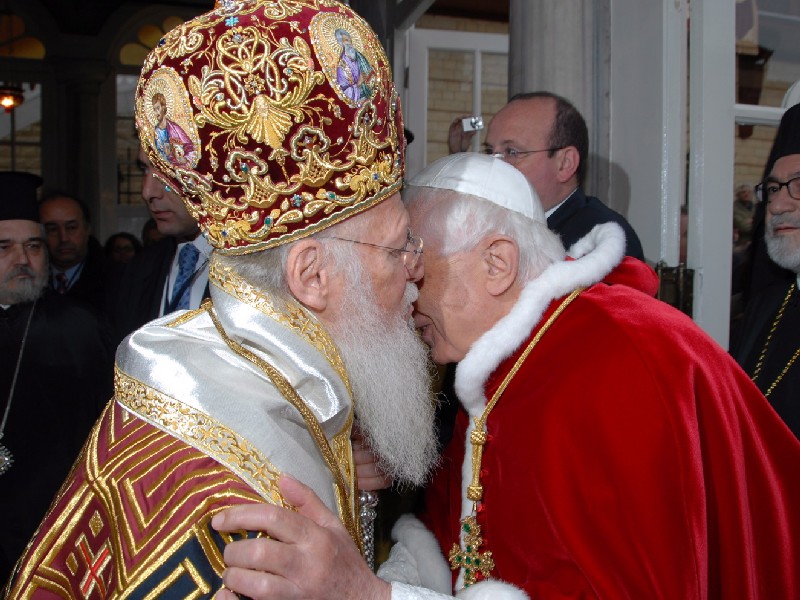 Une autre photo de Benoît XVI embrassant le chef des schismatiques « orthodoxes » orientaux du monde, Bartholomée I<sup>er</sup>, lors de sa visite en Turquie en nov. 2006