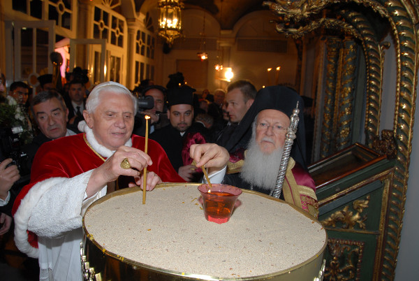 Une autre photo de Benoît XVI au côté du chef des schismatiques « orthodoxes » orientaux du monde, Bartholomée I<sup>er</sup>