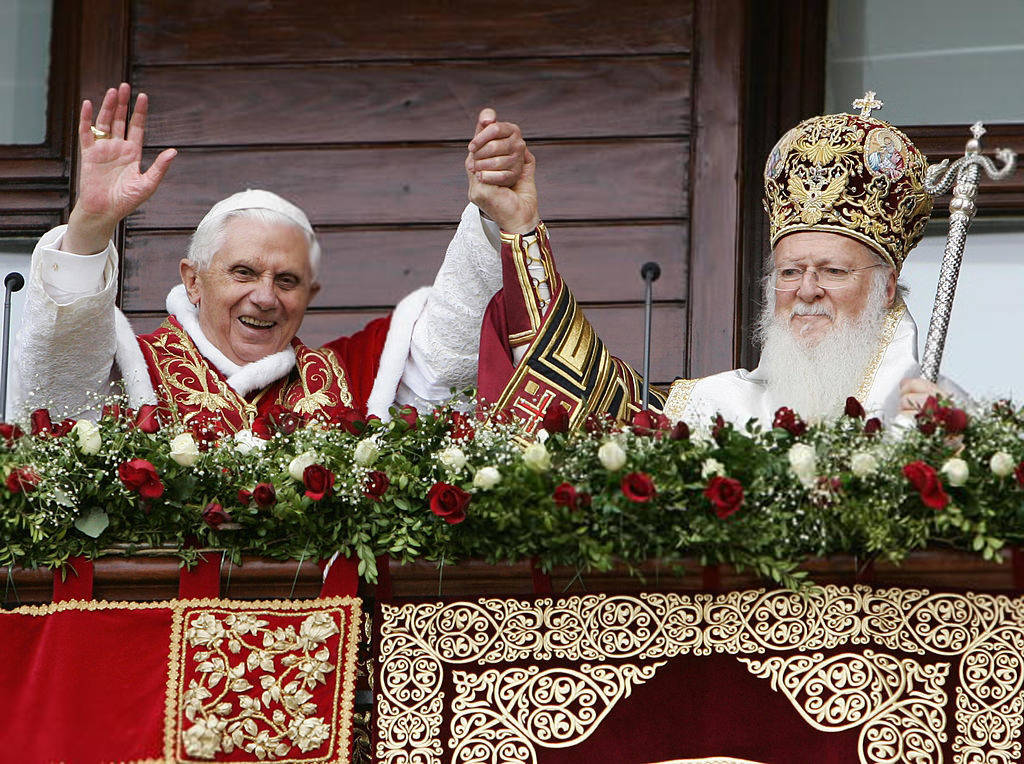 Benoît XVI embrassant le chef des schismatiques « orthodoxes » orientaux du monde, Bartholomée I<sup>er</sup>, lors de sa visite en Turquie en nov. 2006