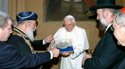 15 sept. 2005 : Benoît XVI en train d’échanger des cadeaux avec des rabbins à Castelgandolfo