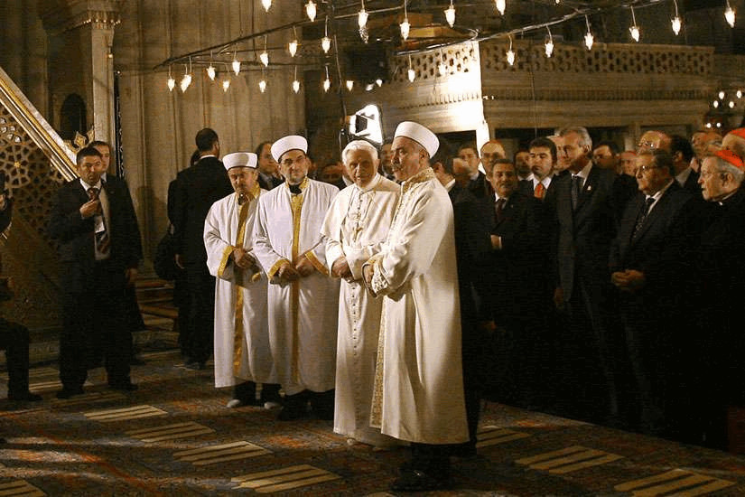 Benoît XVI, se tenant au côté du mufti dans la Mosquée Bleue, le 30 novembre 2006