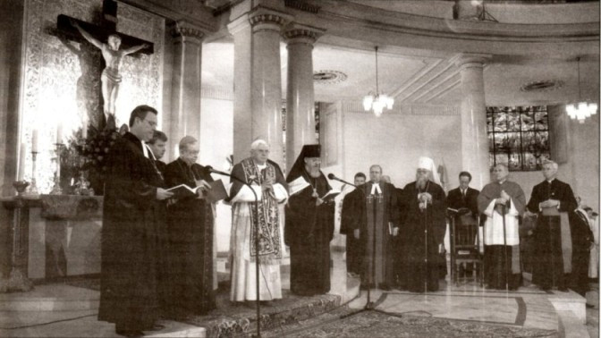 25 mai 2006 : Benoît XVI en prière commune lors d’une rencontre œcuménique dans un temple luthérien à Varsovie — ne soyez pas trompés par le crucifix ; beaucoup d’églises luthériennes utilisent des crucifix.