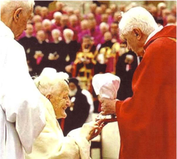 Benoît XVI donnant la communion à l’hérétique public, F. Roger Schutz, le fondateur protestant de Taizé.