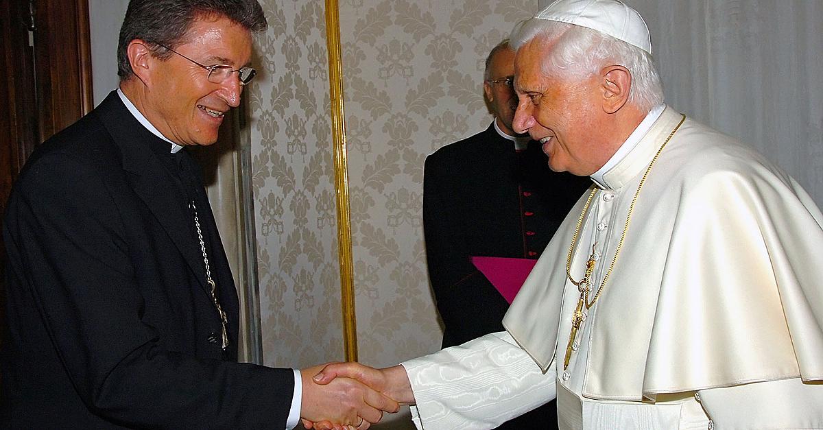 En 2005, Benoît XVI avec l’ « évêque » protestant évangéliste Wolfgang Huber.