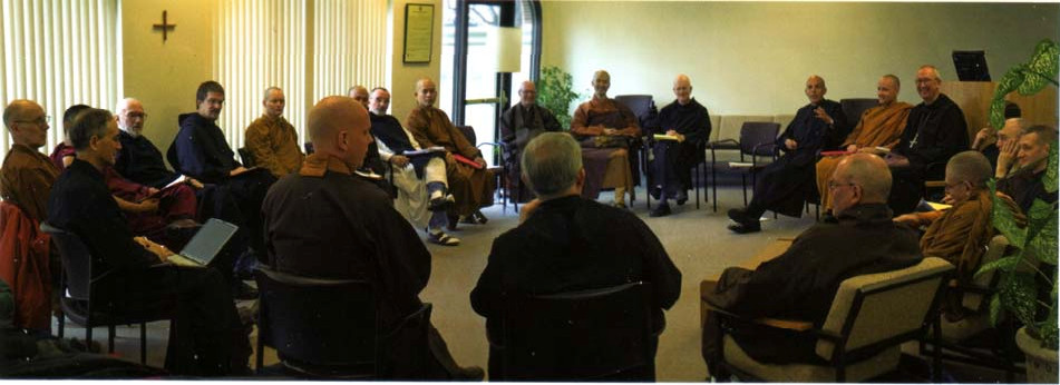 « Bénédictins » Novus Ordo assistant à des cérémonies de prières bouddhistes lors de la conférence Monks in the West