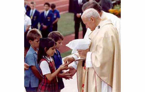 Un autre sacrilège ! Voyez ce que cette femme a fait avec l’Eucharistie… Communion-dans-la-main-2