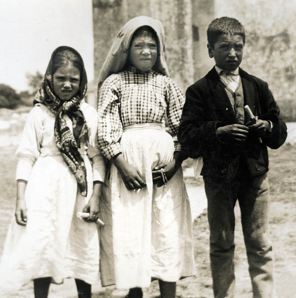 Les enfants de Fatima peu après la vision de l'Enfer... On peut voir sur leur visage terrifié la vérité de leur paroles : ils seraient morts d'épouvante lors de la vision de l'Enfer si le Paradis ne leur avait été promis.