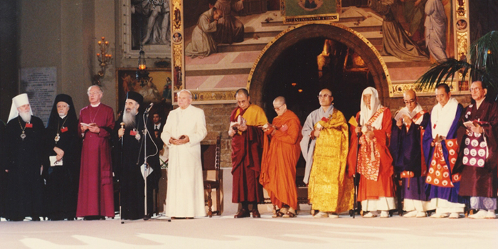 Jean-Paul II à Assise en 1986 en compagnie de divers chefs de fausses religions pour un rassemblement de prière syncrétiste.