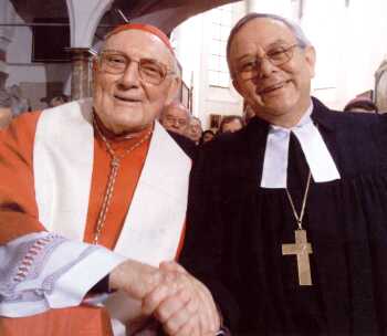 « Cardinal » Edward Cassidy et l’ « évêque » luthérien Christian Krause se serraint la main