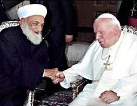 Jean-Paul II serant la main de l’infidèle grand mufti, le cheikh Ahmad Kaftaro