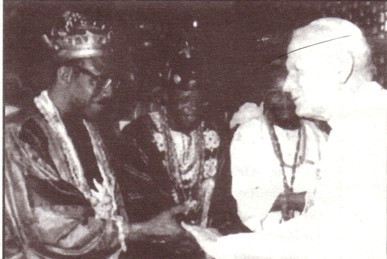 Jean-Paul II et des animistes africains (des sorciers) ;  nous y reviendrons plus tard