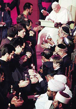 Des lampes à huile furent présentées aux chefs de fausses religions venus à Assise pour la « Journée Mondiale de Prière pour la Paix, » organisée par Jean-Paul II le 24 janvier 2002. Elles furent, par la suite, placées sur une table par les participants en signe de « solidarité et espoir pour la paix »