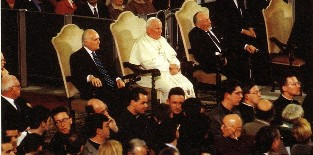 Jean-Paul II s’était assis à côté de rabbin juif lors du concert de l’Holocauste (cérémonie de prière juive) au Vatican.