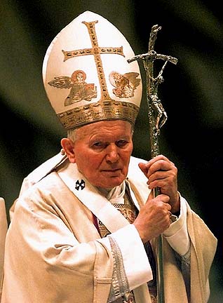 Jean-Paul II portant la « Croix cassée »