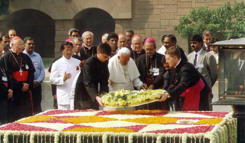 Une autre photo de Jean-Paul II à la tombe de Gandhi