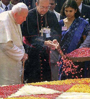 Jean-Paul II à la tombe de Gandhi (New Dehli, Inde, 1999)