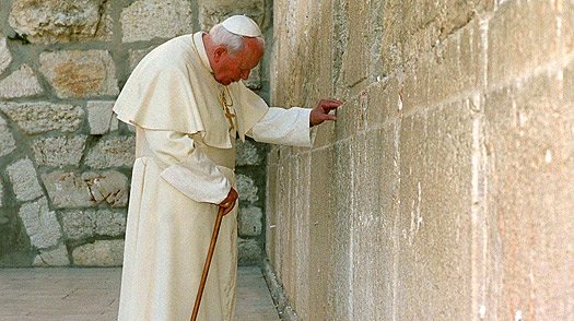Jean-Paul II en prière devant le Mur des Lamentations