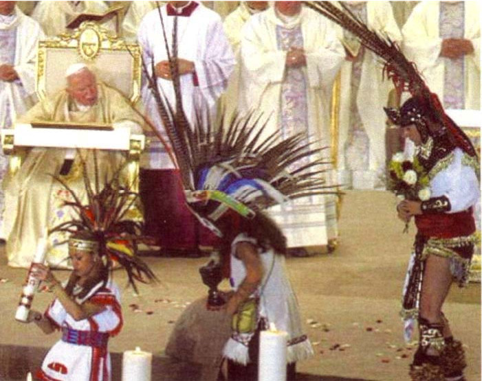 Une autre photo de la « Messe » de Jean-Paul II incorporant les coutumes de la culture démoniaque aztèque