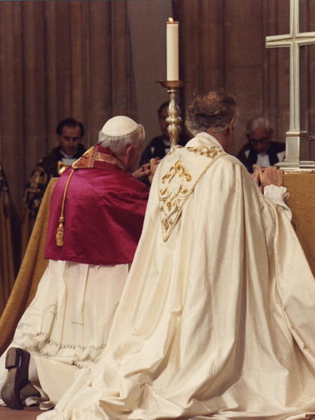 Jean-Paul II en prière commune avec l’ « archevêque » schismatique et hérétique de Cantorbéry (un anglican), un simple laïc posant comme évêque, en 1982, dans la cathédrale anglicane.