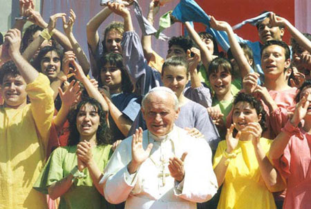 Jean-Paul II entouré de jeunes