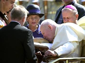 Jean-Paul II vénérant un morçeau de pain ?!