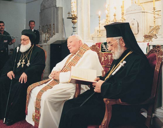 Jean-Paul II dans la cathédrale syriaque « orthodoxe » Saint-Georges avec les patriarches schismatiques Zakka I et Ignace IV, en 2001.