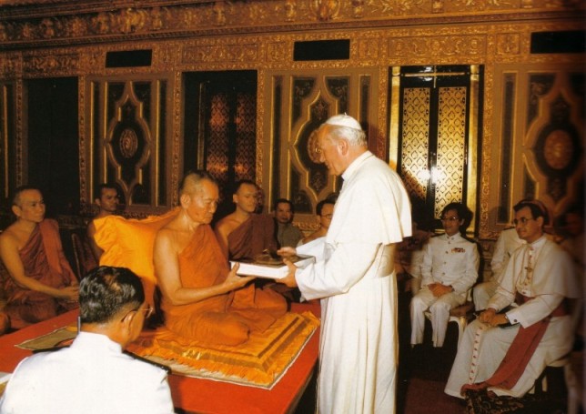 Jean-Paul II dans un temple bouddhiste en 1984