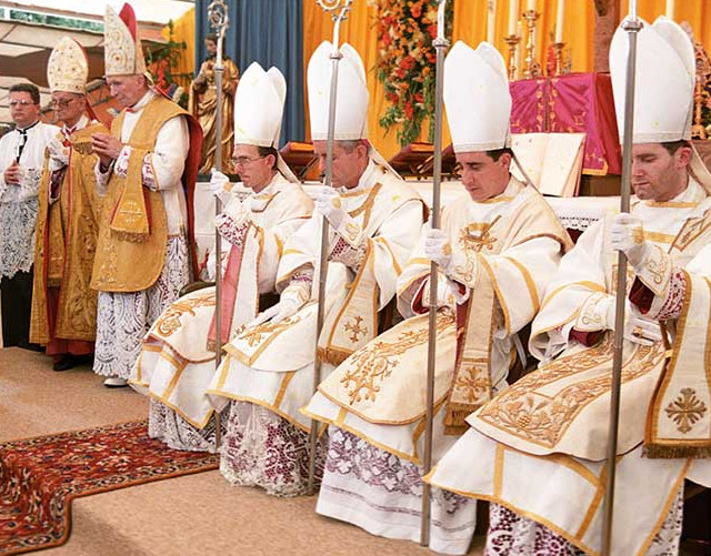 Mgr Lefebvre (fondateur de la FSSPX) et les quatre évêques qu’il consacra le 30 juin 1988